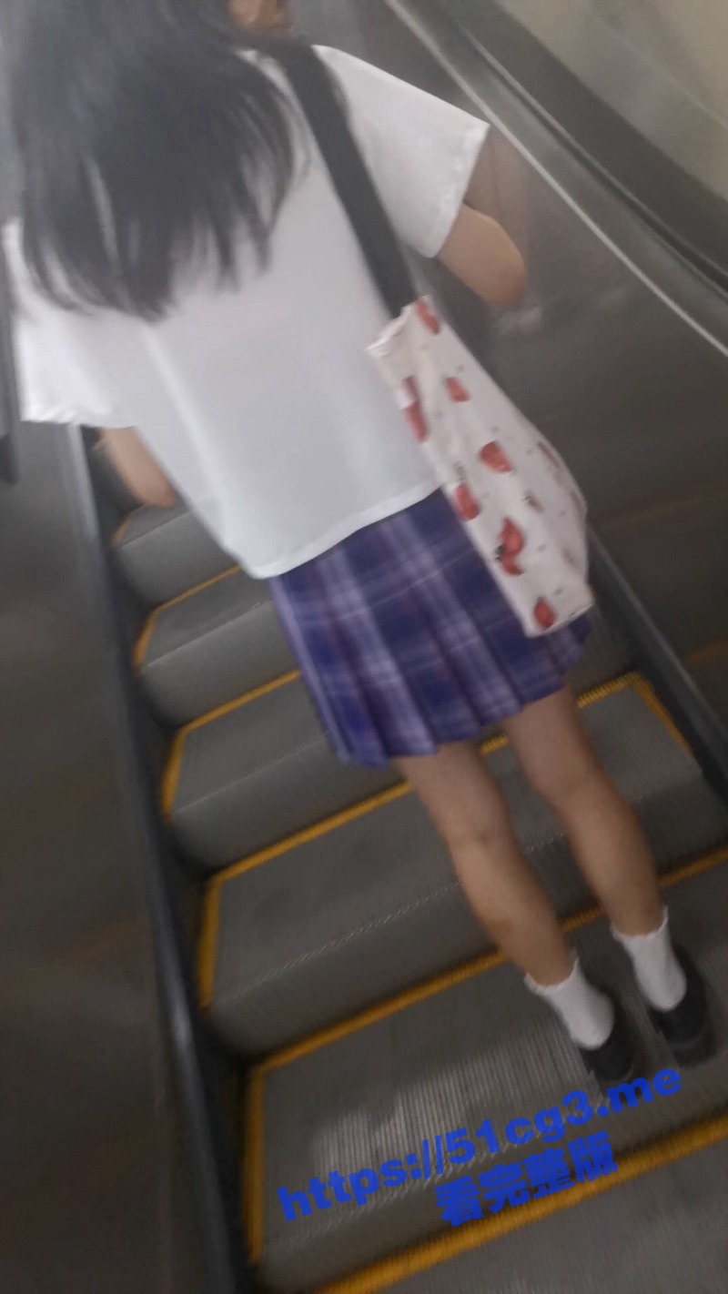地铁口室外电扶梯上 偷拍狂魔 对着路过的美腿少女 狂撸射到裙子和腿上