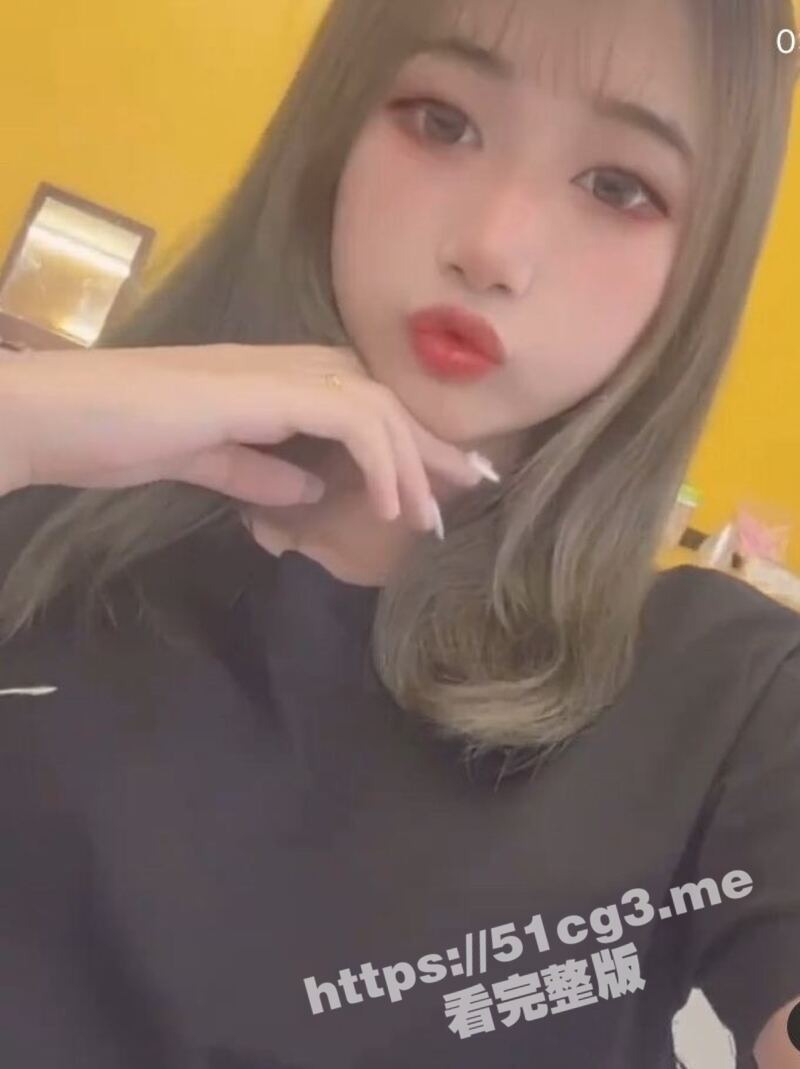 台湾G奶眼镜美女想当艺人 被假经纪人忽悠拍摄各种骚姿视频 撅屁股掰开翘臀 看嫩菊与嫩穴
