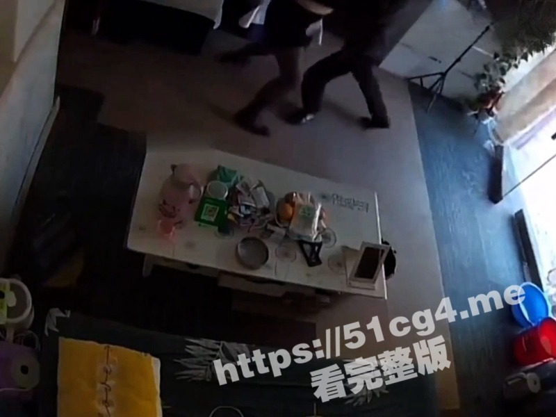 广东足浴店 黑丝老板娘 被入室猥亵 又搂又亲 衣服都扯坏了 奋力反抗才逃脱魔爪