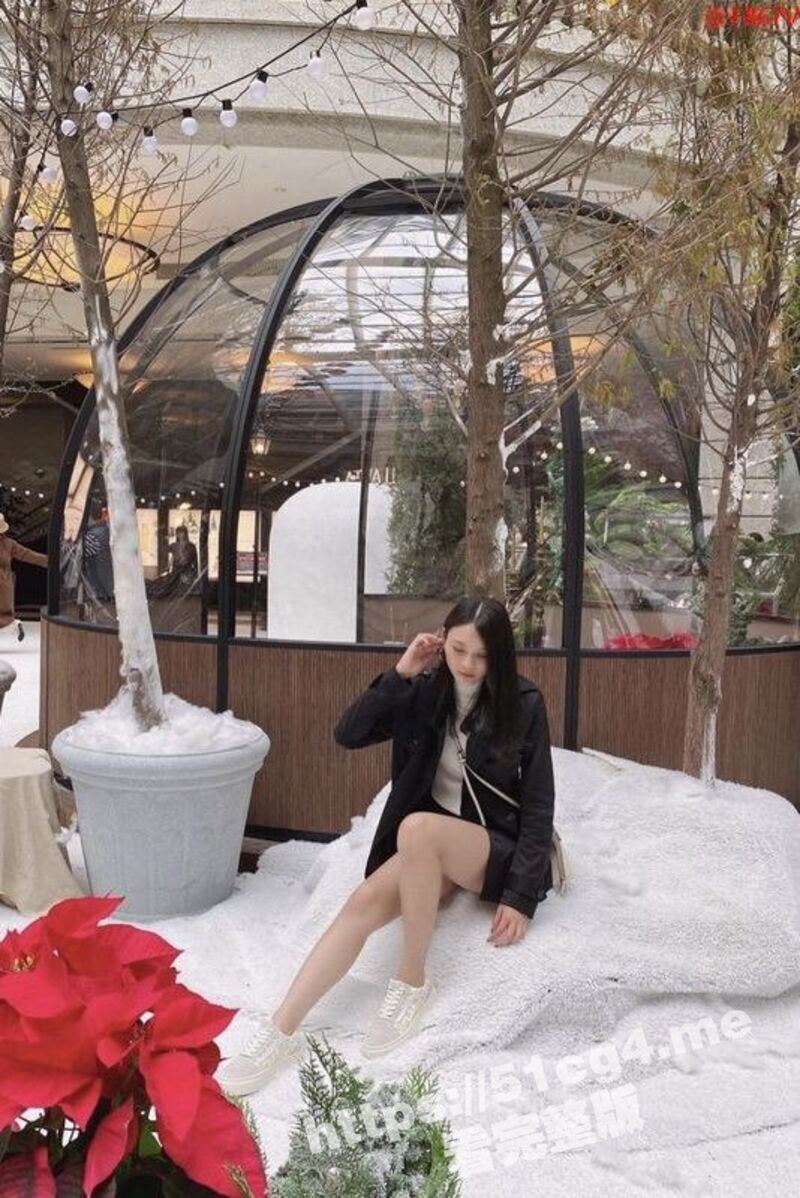 女同学私下竟然如此淫荡 偷拍换衣服 在度假村厕所公然给炮友口交被内射 绝对的反差！