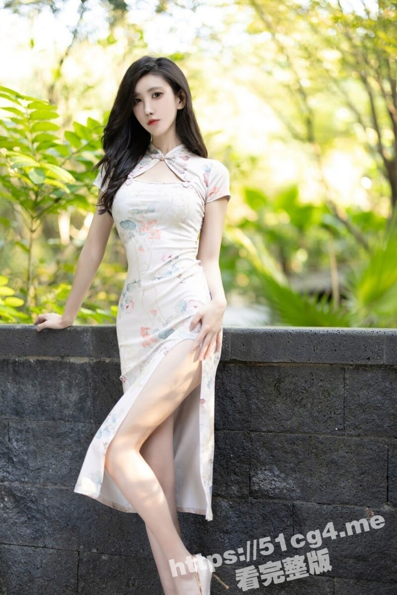 秀人网九头身大美女 章芃芃 性感旗袍+黑丝情趣诱惑私拍 微漏性感小阴唇 肥鲍蜜桃美臀超级诱惑
