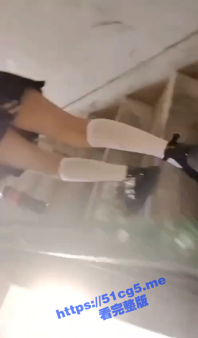 楼道尾行一名刚放学穿JK与白色棉袜的学生妹 动手的时候把学生妹给吓坏了！