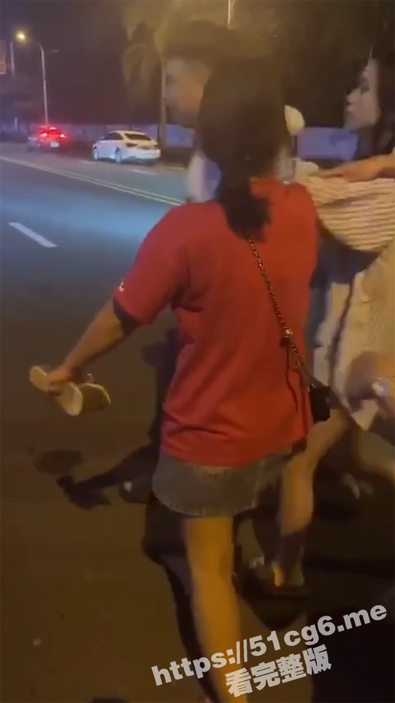 又一个小三被打了只剩下内裤 女人干架真精彩！