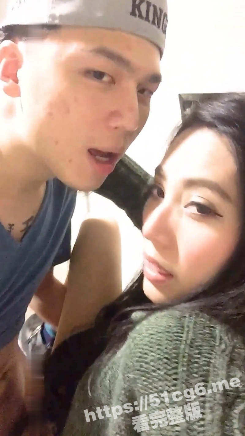一对在厕所里偷情的年轻男女被露脸曝光 一边听着外面有人走动一边疯狂输出 太刺激了！