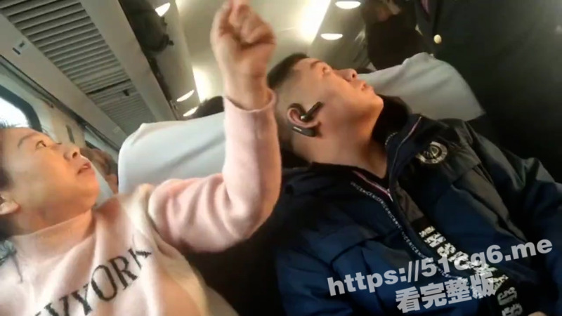 山东女子火车上霸占座位 乘警过来调节时 争执的对白好像在说相声 让人引俊不止 超级搞笑！