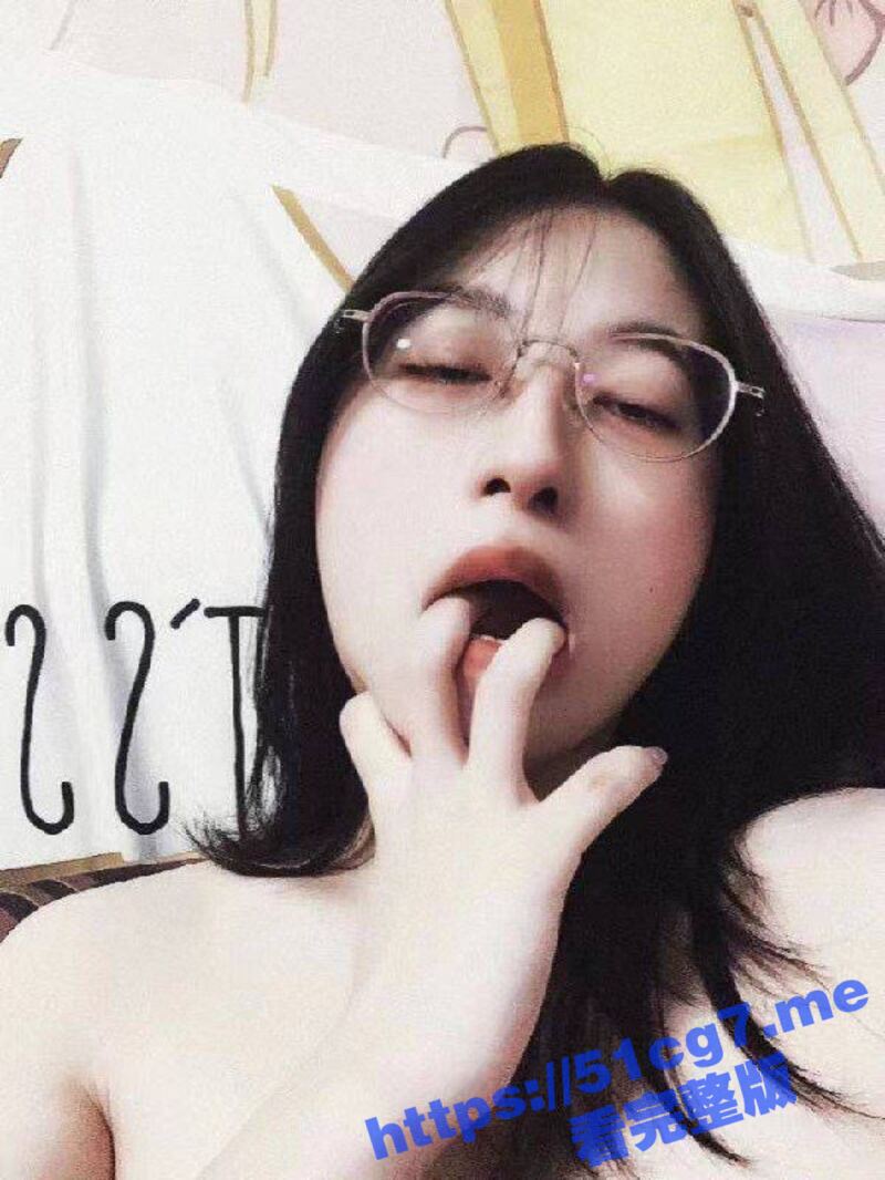 文静御姐竟如此反差！徐州医科大学 陆微微 笔记本里发现裸体吃鸡视频 还有揉胸露奶的骚照！