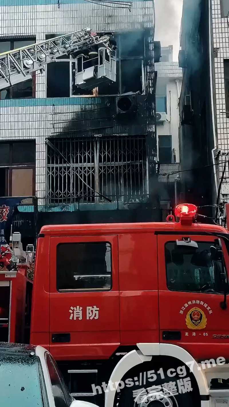 12月4日凌晨 温州 龙港民房突发火灾 现场火光冲天 火灾致2人死亡