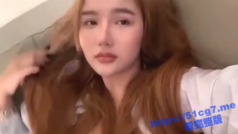 高颜值巨乳女友 在家爱爱自拍 舔逼 无套输出 这对大灯真晃眼 大奶子大乳晕太诱人了！