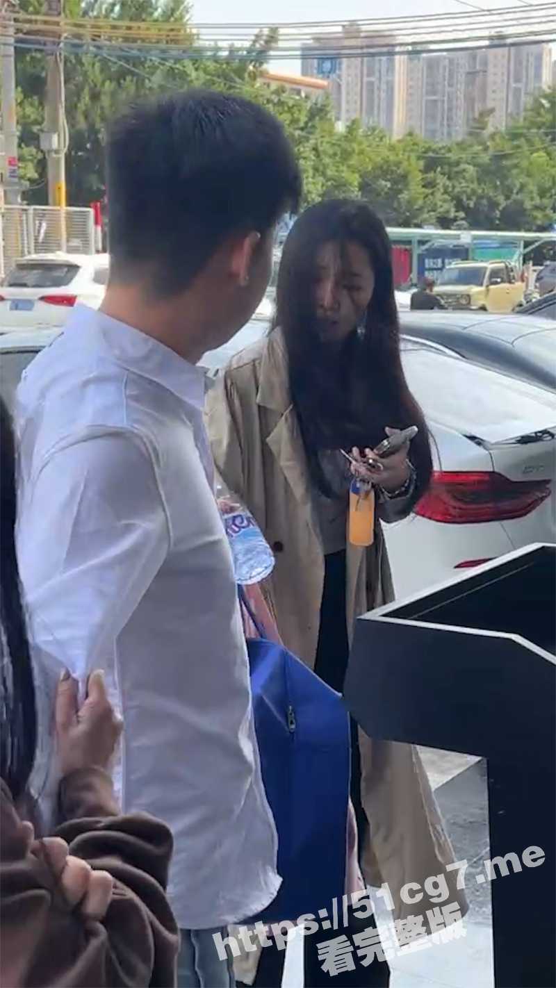 广东两女一男大闹街头 疑似男的脚踏两只船被发现了 女的上来就给男的一巴掌 太精彩了