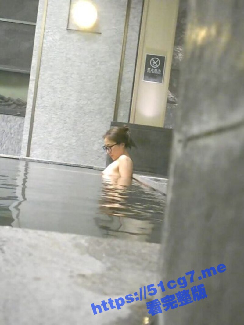 渣女偷拍 沉浸式欣赏温泉洗浴女宾淋浴 换衣区内部春光 各个都是极品身材的女神