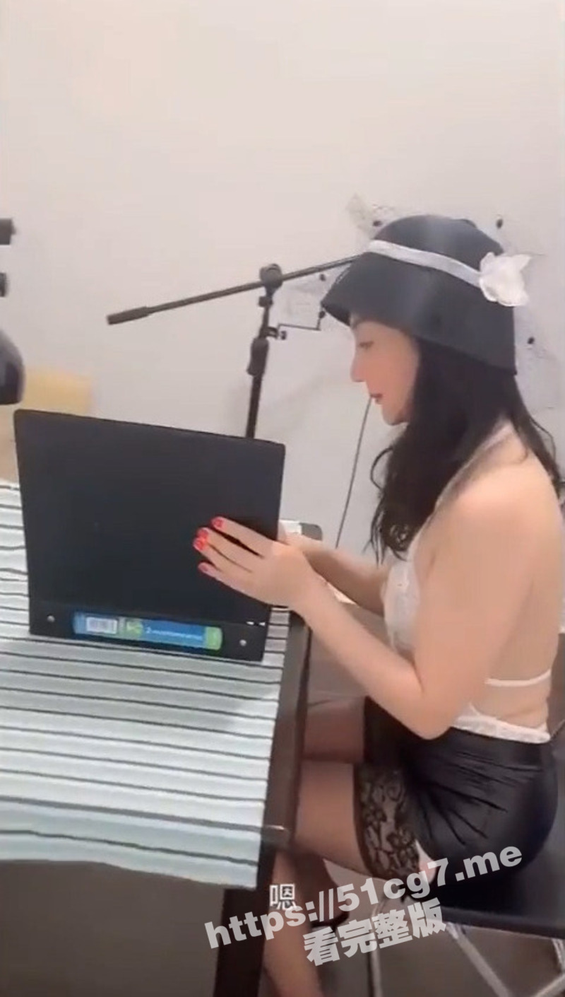 风韵犹存的唯美人妻上司 穿着黑丝的样子太性感 惨遭两名下属强奸内射