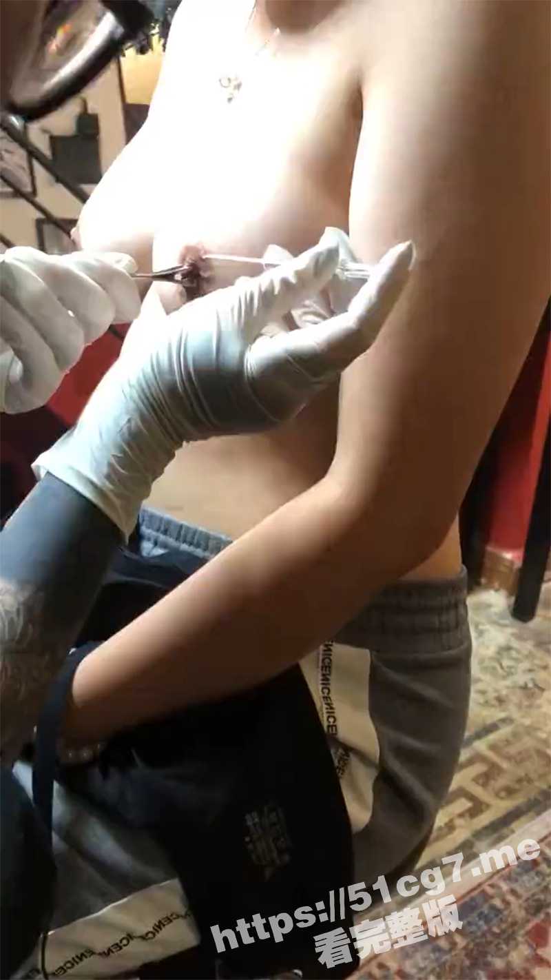 大开眼界 前所未有！纹身店一女子给乳头戴乳环视频流出！