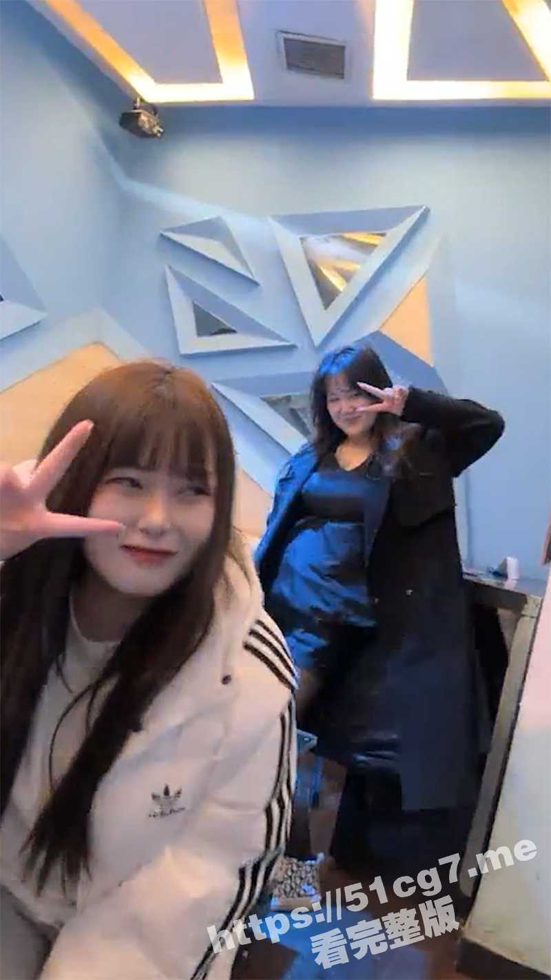 KTV包间乱交女大学生视频流出！玩的真花 吃鸡吞精啥都会