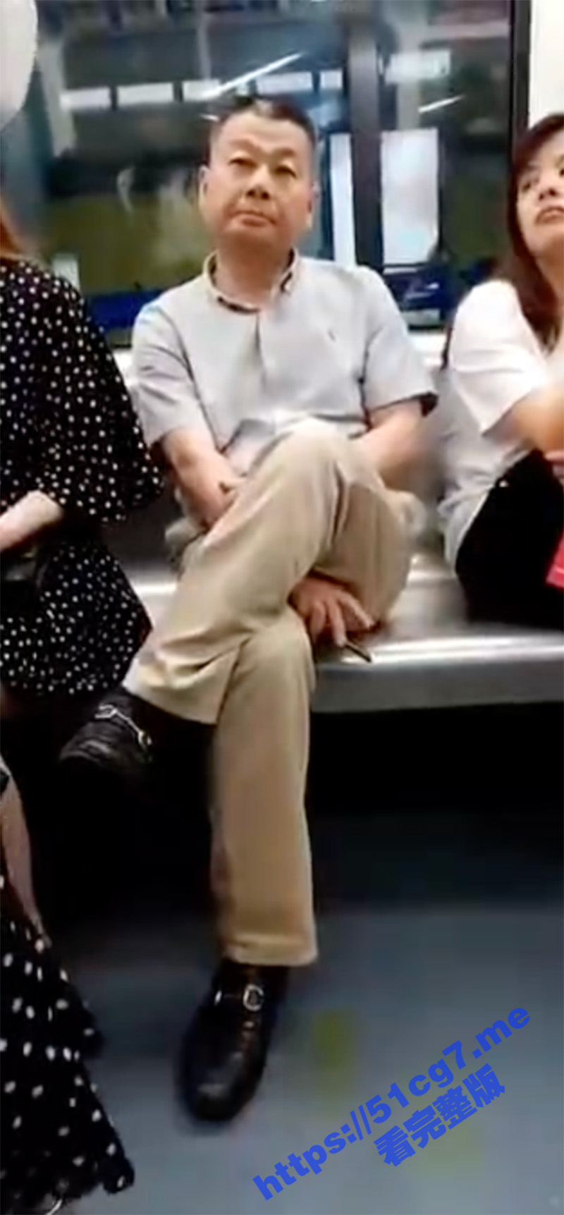 地铁抄底 你大爷还是你大爷！地铁光明正大偷拍 抄底斑点裙子美女裙底！