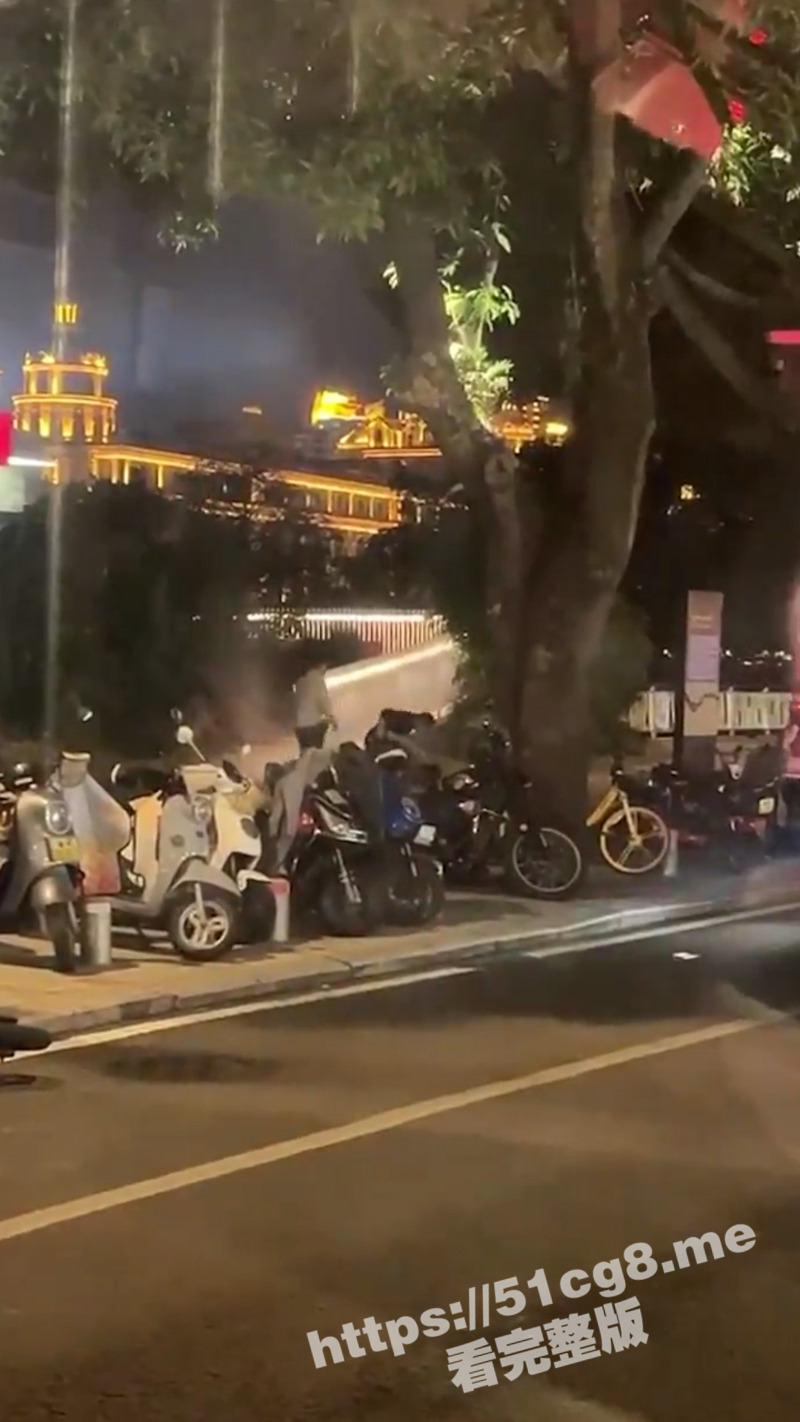 福州烟台山街头出现持刀砍人事件！据说两人为同一家店铺的员工 发生矛盾动起手