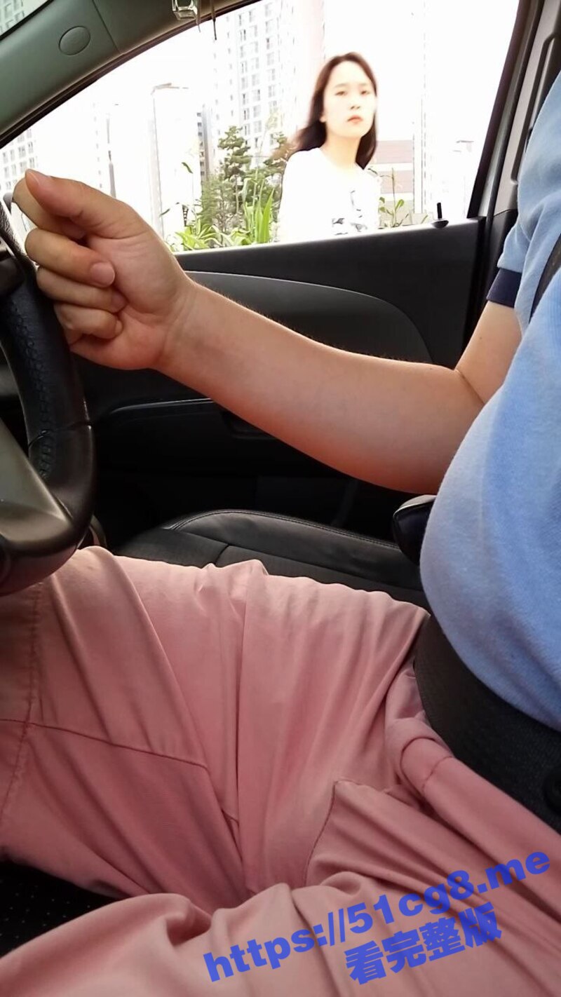 约到一个年龄不大的韩国清纯少女 在车上露脸打飞机 吹箫 很刺激 不一样的感觉