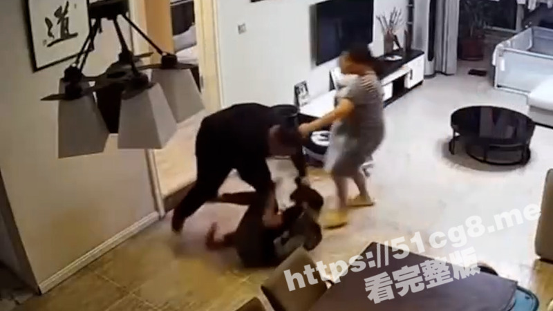 家暴女人 往死打！就算是别人的家的媳妇儿也没这么打的吧？ 这种男人就该判刑！！