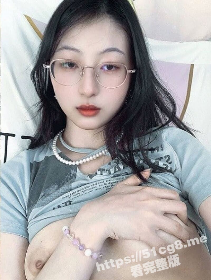 天上的飞机高 地上的眼睛骚！表面御姐范很文静的女大学生就爱吃鸡 化妆美颜和卸妆后判若两人