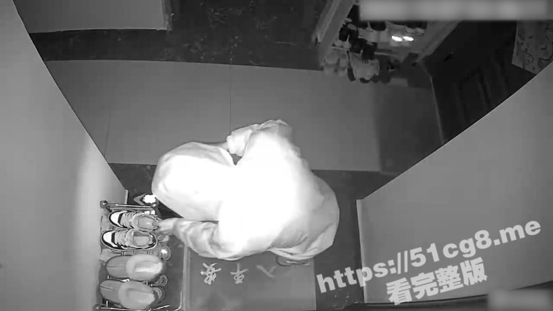 变态就在你我身边！山东烟台楼道内惊现恋物变态 拿起鞋子和袜子闻了闻 被一声断喝吓跑！