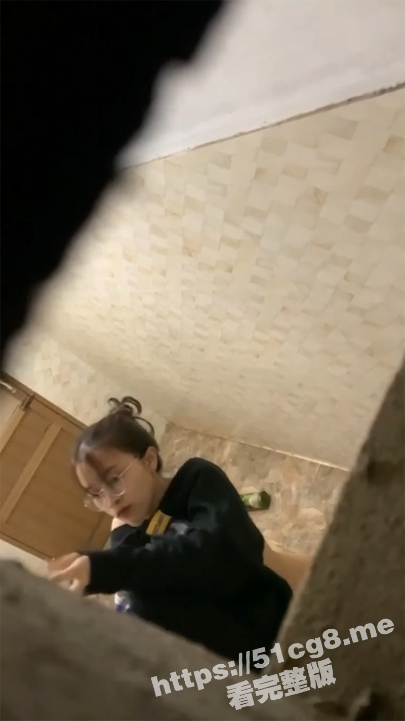 偷拍女大学生洗澡！戴眼镜的极品巨乳女室友身材太棒了 好想冲上去啊！