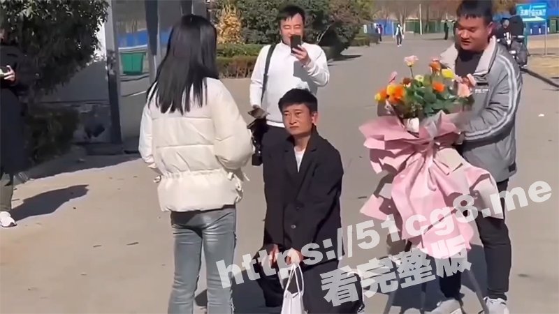 勇气可嘉！河南某高校学生 现场表白被拒绝 现场视频来了！