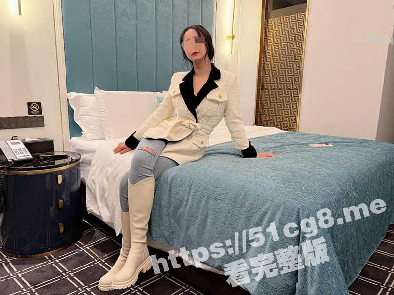 姐弟乱伦后续！漂亮姐姐身穿紧身牛仔裤黑丝美腿 舌吻性感红唇 逼被弟弟操红肿 射姐姐一脸 ！