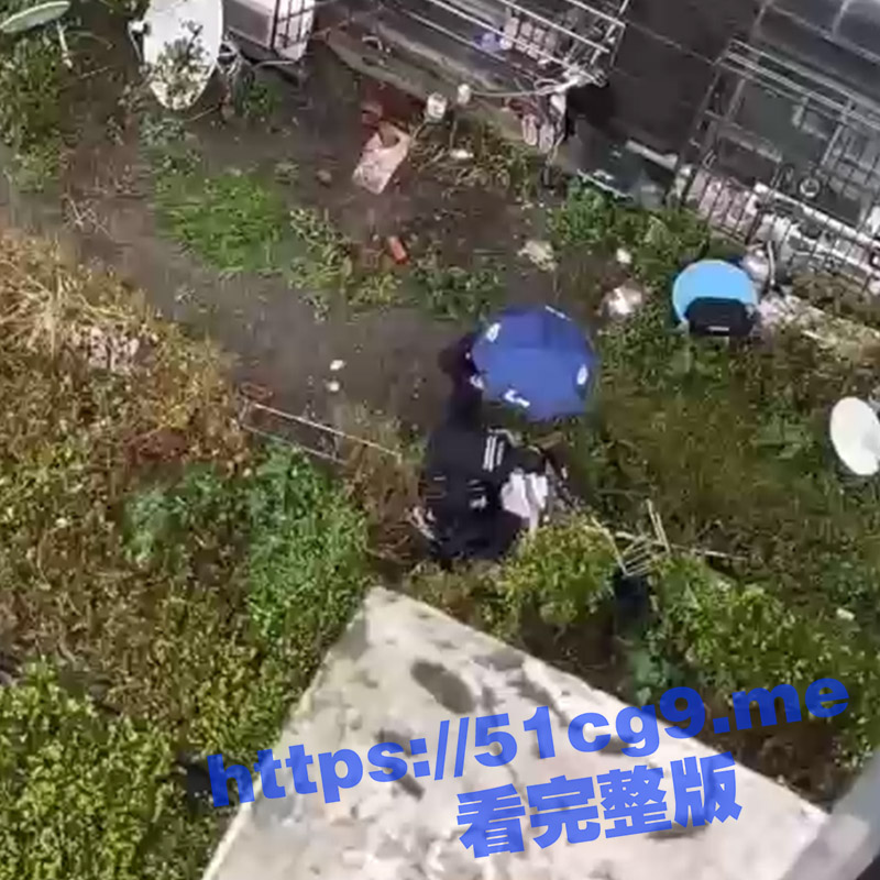 这是什么操作？美女跳楼自杀，施救人员扒开美女裤子 这是在检查下体有没有被摔坏吗？