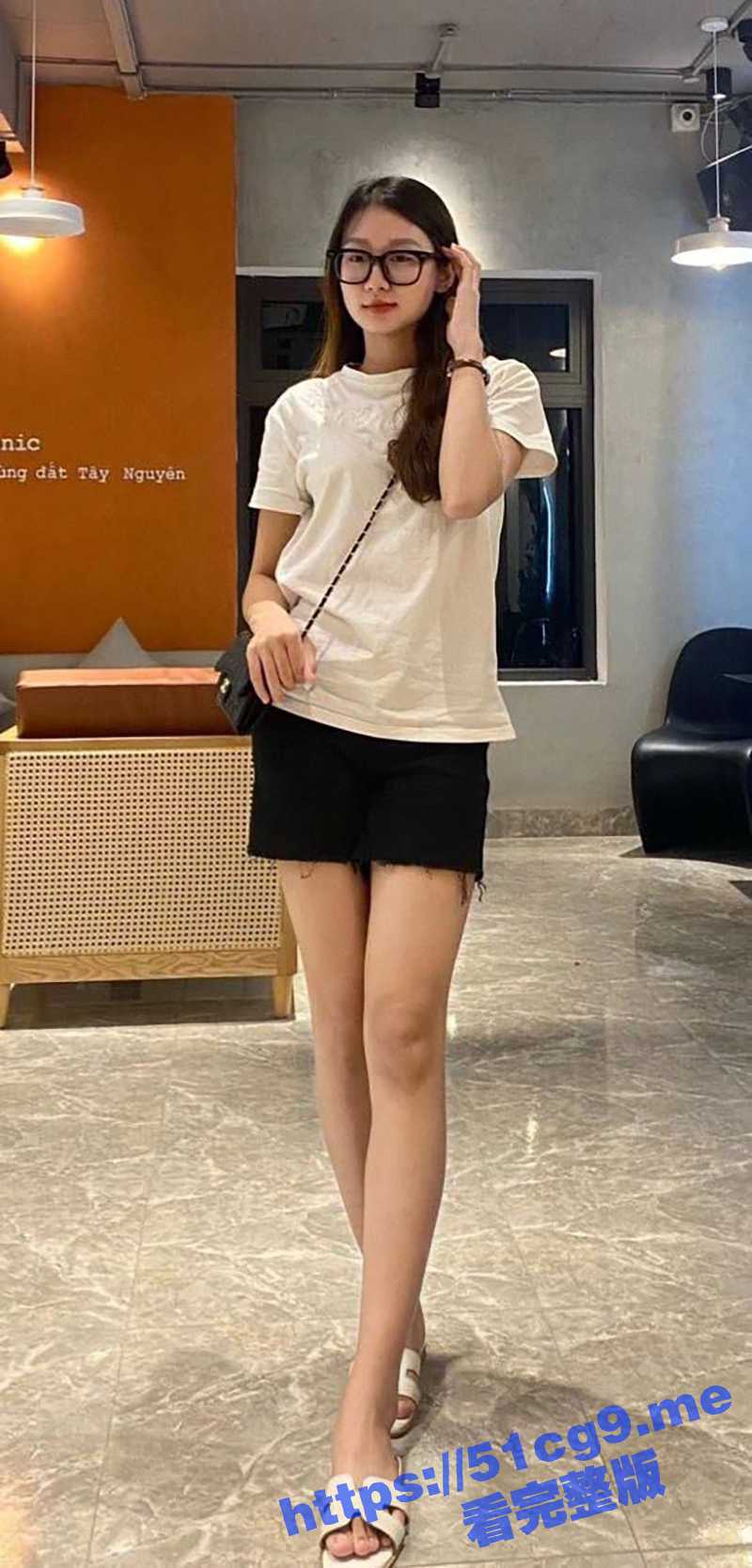 越南极品河内师范大学反差婊【孟雪菲manh tuyet phi】被金主爸爸在酒店狂草自拍视频流出