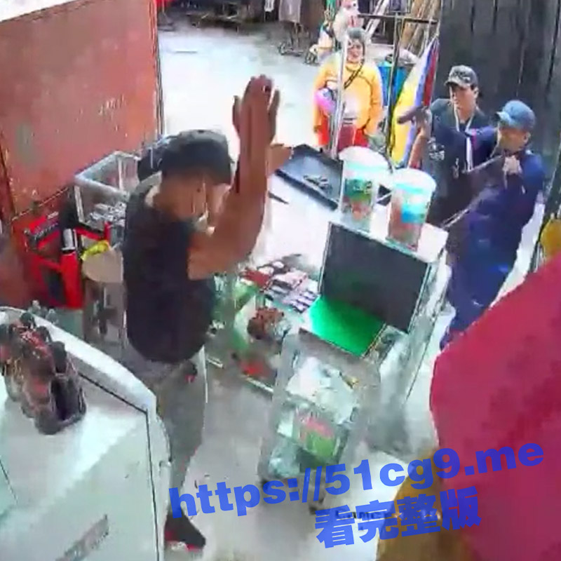 血腥场面！光天化日下一小卖部老板 被仇人一枪爆头 喷血倒地抽搐死亡！