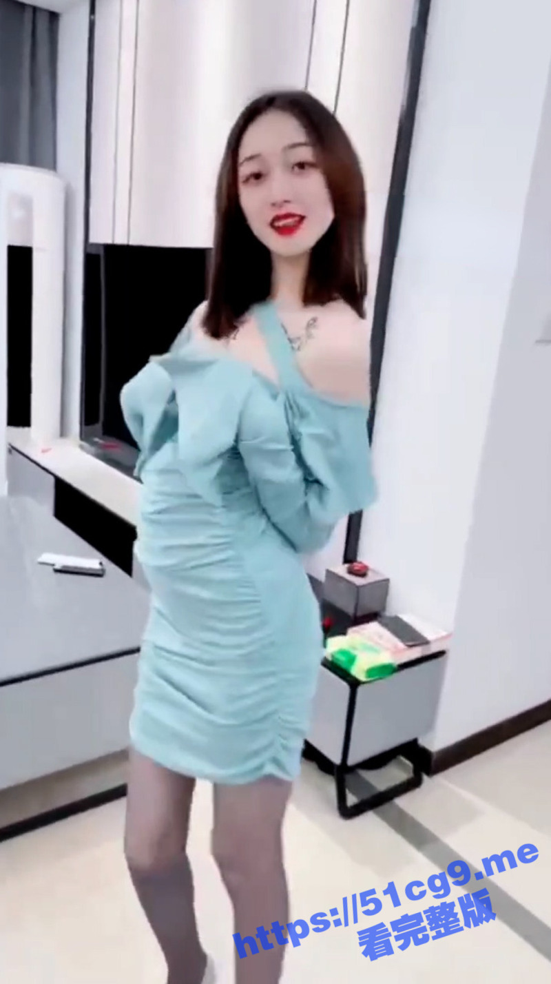 高颜值眼镜反差母狗 掰开骚穴怼脸私拍 娇羞又欠操的样子 表面乖乖女友 实际骚的一逼