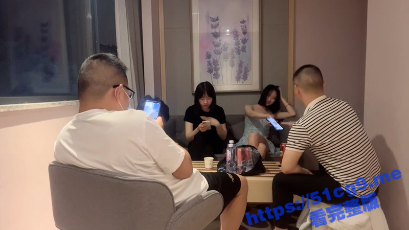 换妻游戏 小嫩妻不胜酒力醉倒在床上被肆意玩弄 多P爆干碎花裙高颜值少妇 被操到腿软求绕！
