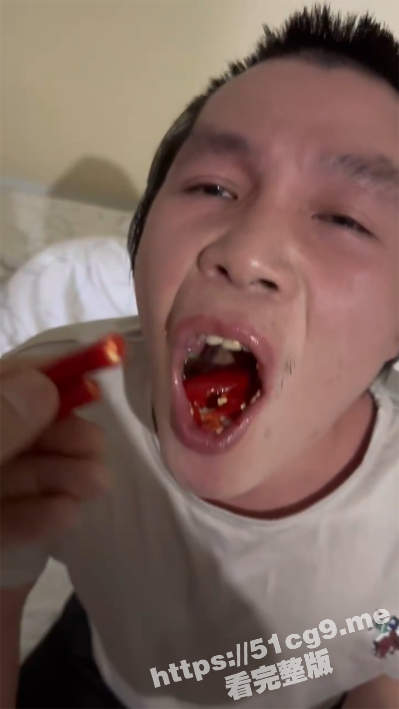 吃辣椒 辣椒水洗脸 打屁股！广东一男子被室友凌辱 自拍视频被曝光！
