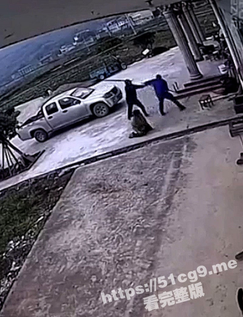 监控下可怕一幕！一辈子的邻居 口角之争变成杀身之祸 老夫妻当场双双殒命！