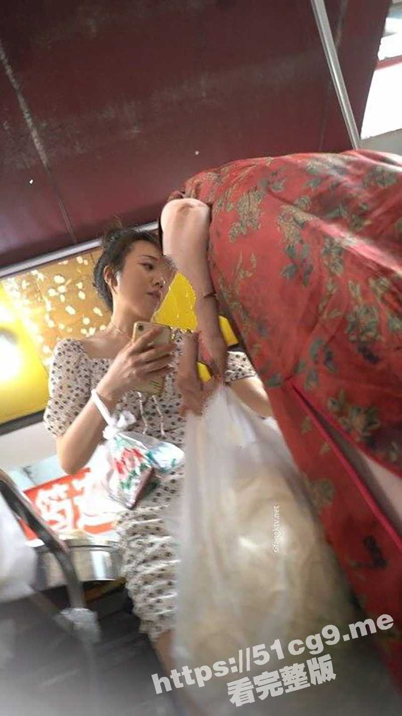 大神市场偷拍抄底 出来买菜的极品少妇 竟然没穿内裤 肥美鲍鱼被看的一清二楚！