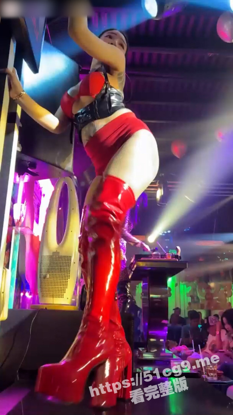 兄弟们 让我们嗨起来好嘛？夜店现场热舞大合集 各式各样的极品美女 美臀摇啊摇 超性感刺激！