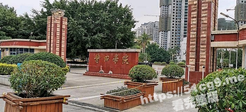 莆田学院北区小情侣天台做爱被同学拍下 看女生熟练的动作应该是轻车熟路了