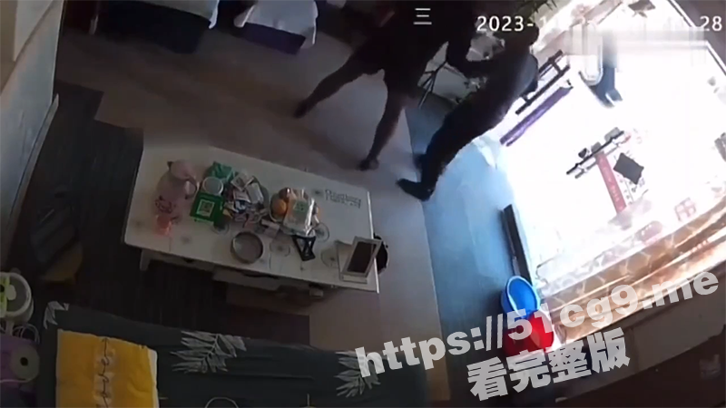 胆子太大了吧！广东一男子强行打开足浴店房门 对店内女子又搂又抱 衣服都撕坏了！