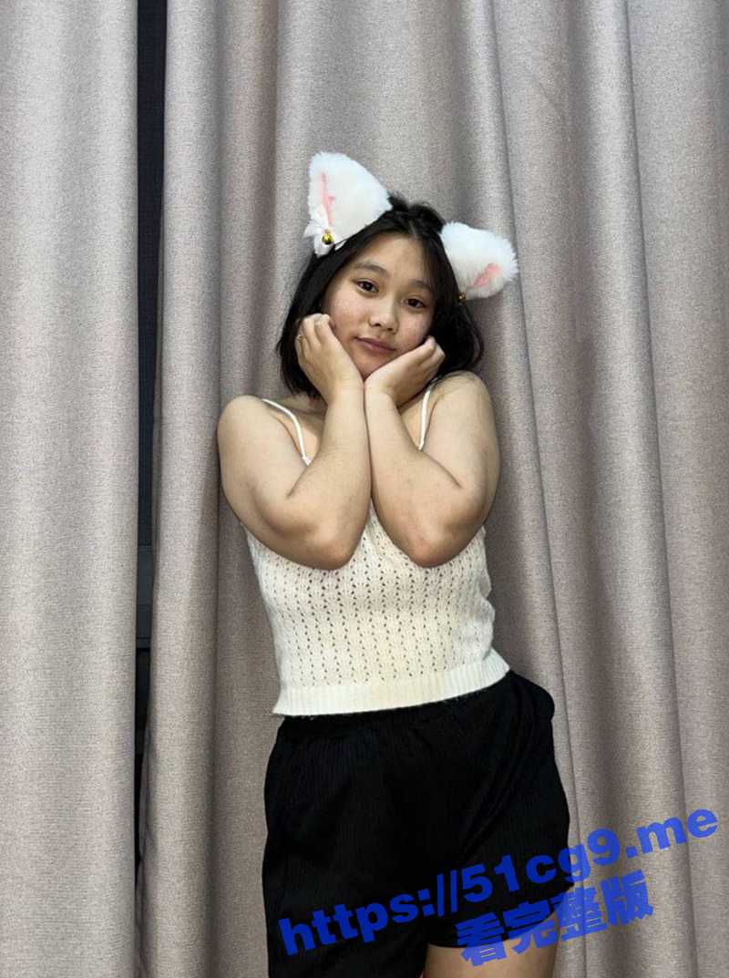 可爱和巨乳同时具备的女友被调教成小母狗，在楼道大胆的给男友口交