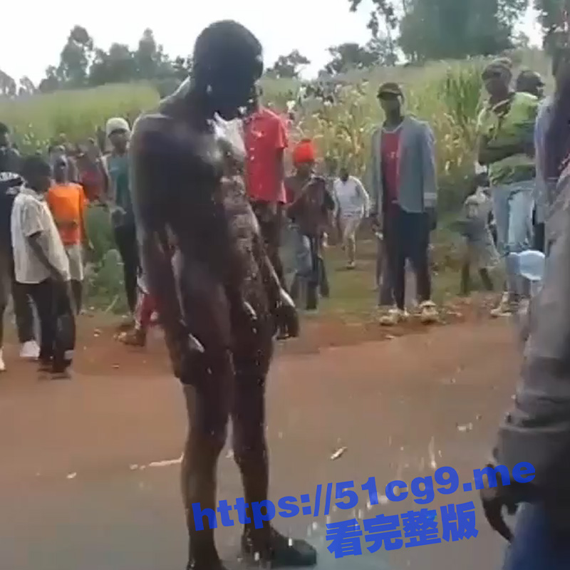 现实版 复仇焰魂·布兰德火男 ！非洲男子强奸少女被抓 赤裸全身被倒满汽油 点燃瞬间成火人 打滚惨叫！