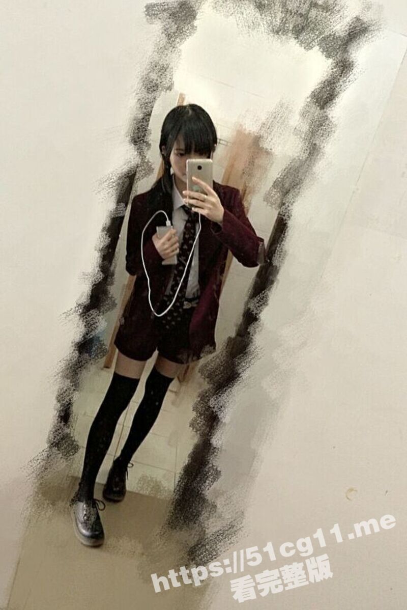 台湾 真实同学迷奸 初次做爱的视频男主 手法还很生涩 有点恋足癖 多次亲女主的嫩足