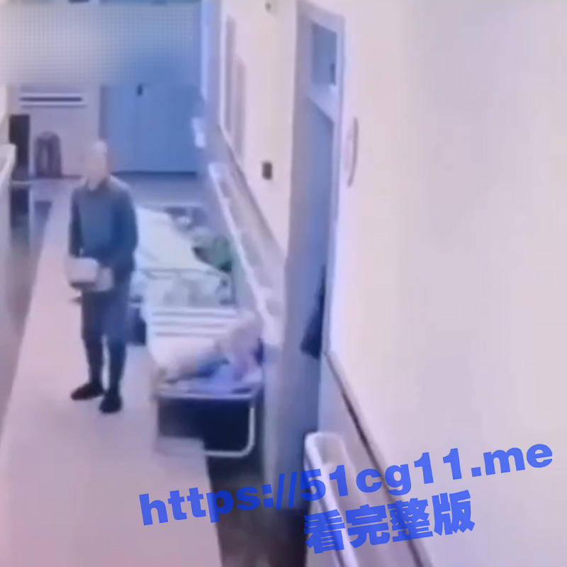 吓人 ！老头晚上喝了点逼酒 抱块石头去医院走廊把在睡梦中的女人砸头致死 简直不是人