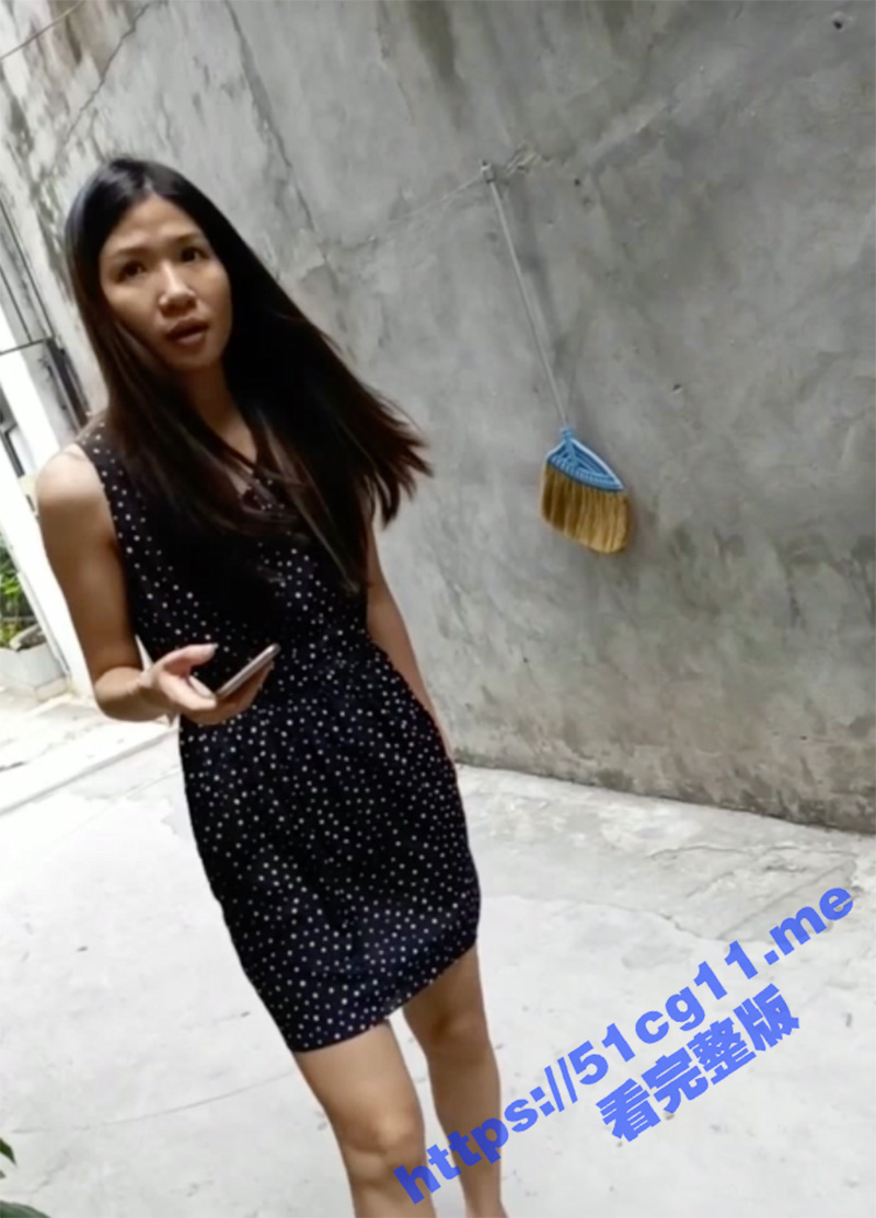 牛逼快递员 送快递不为赚钱 专业抄底偷拍拿快递的各种女人裙底风光