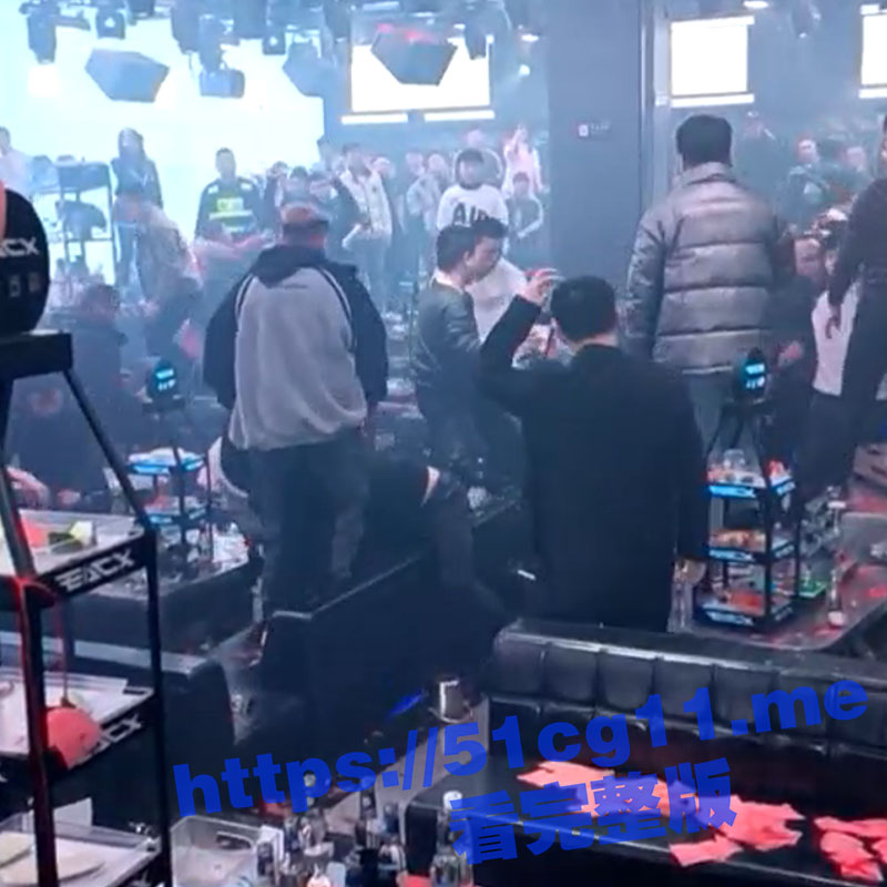 堪比电影场面！某酒吧内两帮纹身社会人上演群殴大战 持酒瓶 椅子 棍棒挥舞 人声鼎沸 场面混乱！
