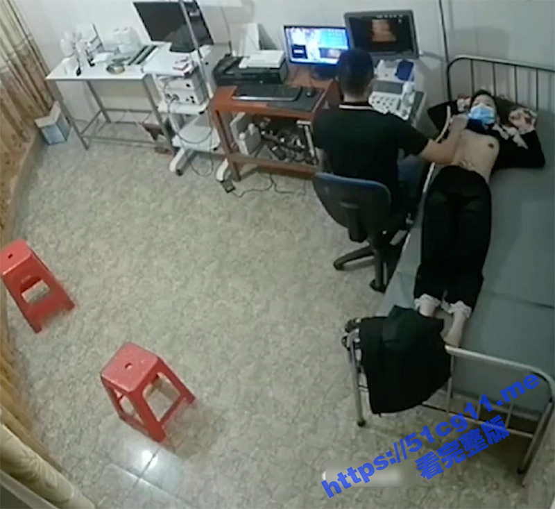 医院摄像头偷拍妇科 少妇做B超阴道检查 笑着进去被超长设备捅来捅去 捂着逼瘸着走出来！