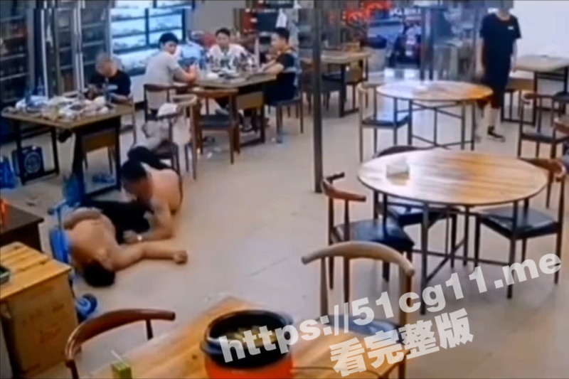 昆明两个醉汉 为了争抢买单打起来了 后面还有反转？