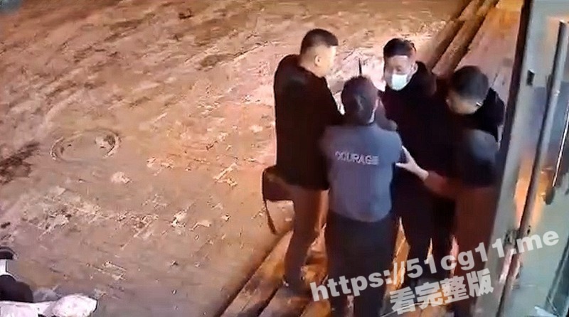 山东淄博醉酒男子 在烧烤店内掏出一把尖刀闹事 狂称要赔150万捅死人！