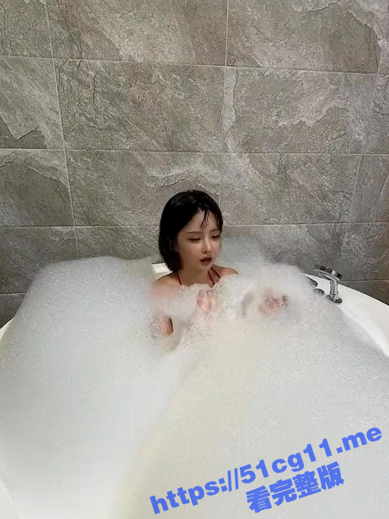 明星颜值反差女神 sunwall 浴室洗澡被大鸡巴后入 清纯靓丽的外表操起来比谁都骚