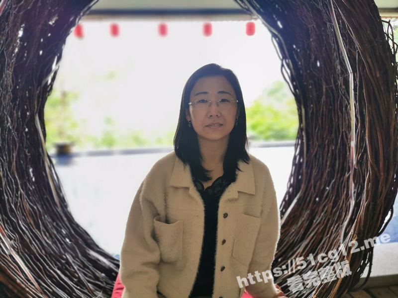 狂操发情母狗！绿帽老公不能满足淫荡骚妻 找2名猛男一起4P调教她！