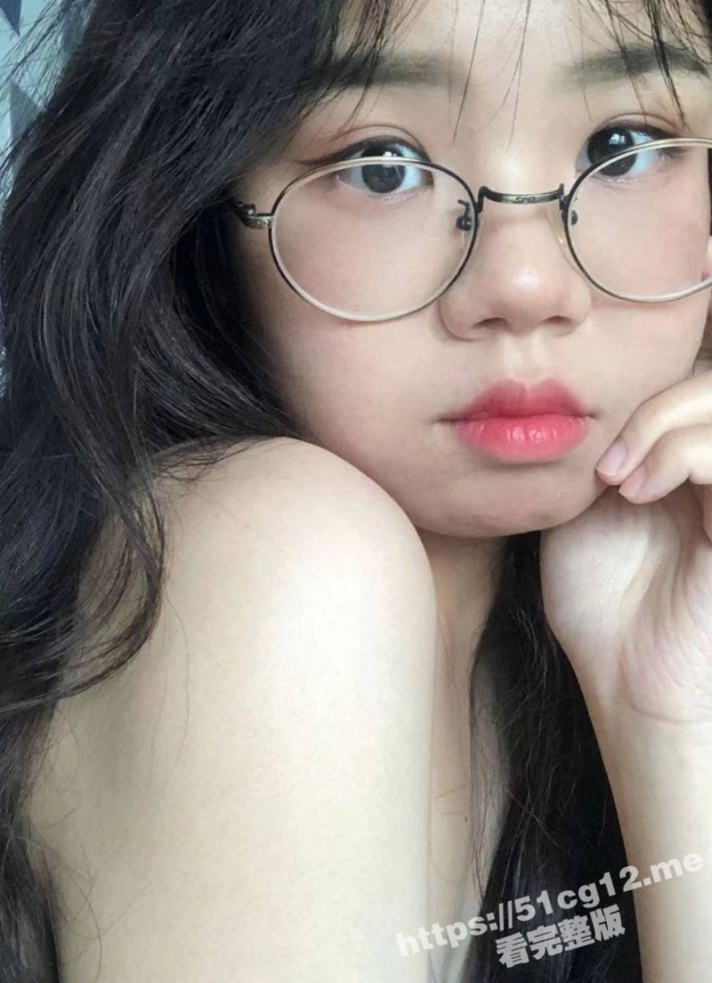 约炮达人爆操微胖脸戴着眼镜的小母狗 舒服到抽搐 这种身材操起来巨爽！