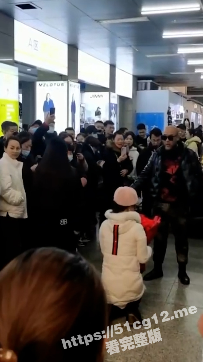 吃瓜现场！临沂华丰国际服装城 女粉丝手捧玫瑰跟心中男神跪地求婚！
